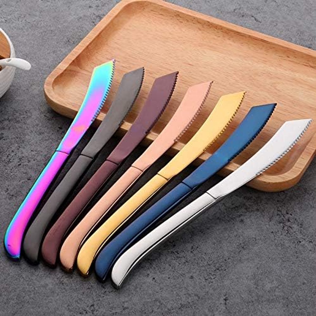 Sander Shop Roestvrij stalen kleurrijke steakmessen set 8-delige gemengde kleur menumessen met gekartelde rand tafelmes 23 cm lengte creatieve stijl steak messen bestekmes vaatwasmachinebestendig