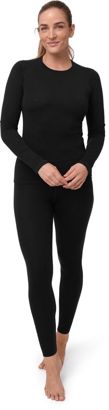 Model in zwart thermoshirt met lange mouwen en legging van merinowol.
