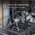 Zilverkleurige bestekonderdelen in een vaatwasmand, vaatwasserbestendig.