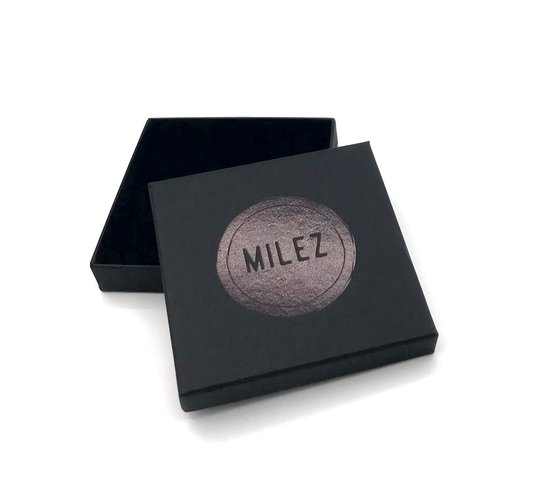 Zwarte geschenkdoos met het MILEZ logo op de deksel.