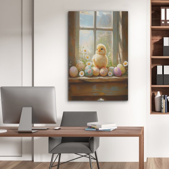 Schilderij van een kuiken en paaseieren op een vensterbank, hangend boven een bureau in een kantoor.