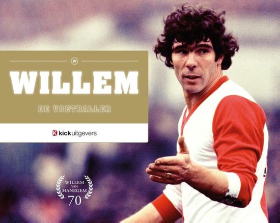 Voormalig voetballer Willem van Hanegem met krullend haar, draagt een wit shirt met rode mouwen.