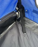 Voorkant van een blauw-grijze hondenfietskar met een transparant raam, reflectoren en rode vlag.
