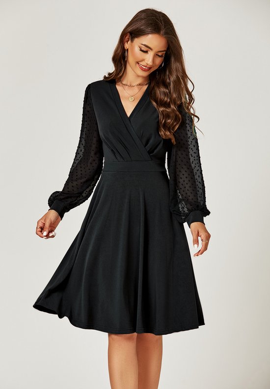 Zwarte midi-jurk met lange chiffonmouwen met stippen en overslaglijfje.
