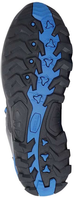 Onderkant van een grijze wandelschoen met blauwe en zwarte zool met grof profiel.
