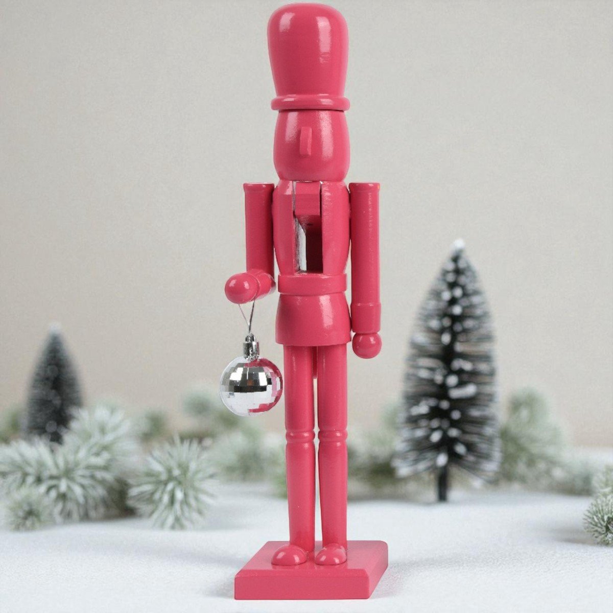 Moderne roze houten notenkraker van 38 cm – met kerstbal & FSC-hout