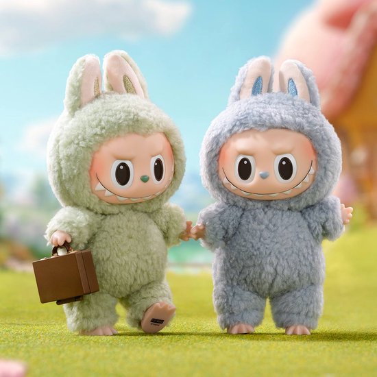 Twee Labubu macaron speelgoedfiguren in konijnenkostuums, één lichtgroen met aktetas, één grijs.