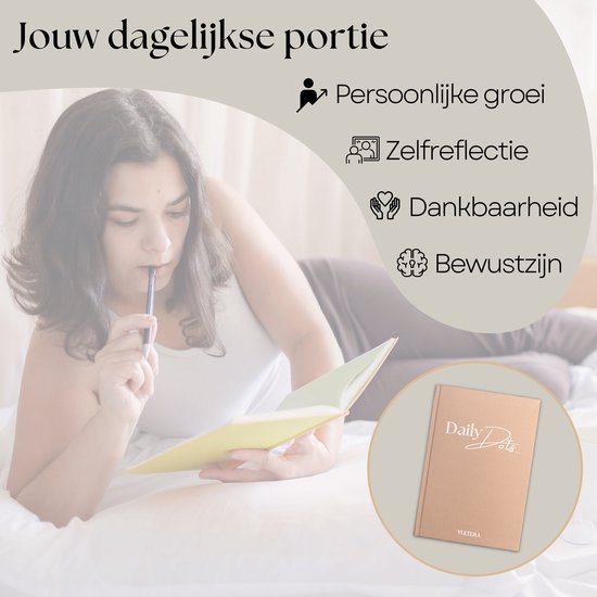 Vrouw ligt in bed met pen en open geel notitieboek. "Daily Dots..." in cirkel rechtsonder.