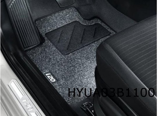 Hyundai i20 matten set van naaldvilt met tekst 'I20'. Grijs met zwarte accenten.