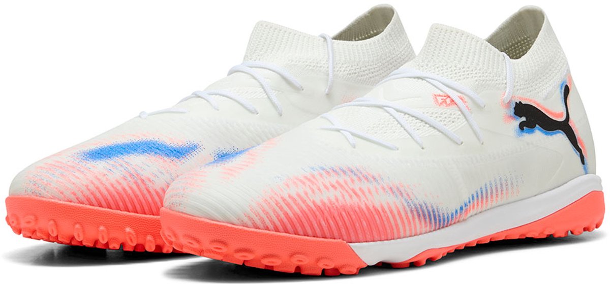 Puma Future 8 Match TF voetbalschoenen in wit met oranje en blauwe accenten, EU 40 1/2, lichtgewicht mesh bovenwerk.