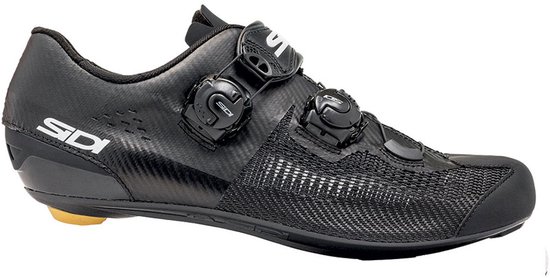 Zwarte Sidi racefietsschoen met carbonlook, dubbele draaisluiting en mesh. Gele hieldop.