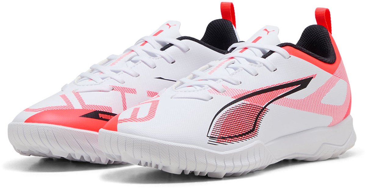 Puma Ultra 5 Play TT voetbalschoenen in wit met roze accenten, lichtgewicht en met rubberen buitenzool voor stabiliteit.