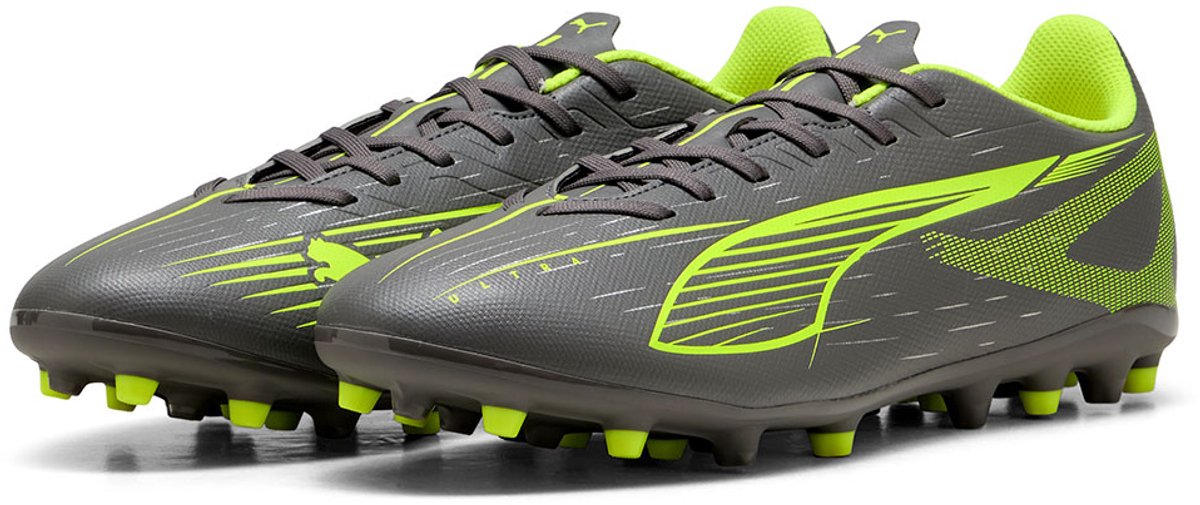 Grijze Puma Ultra 5 voetbalschoenen met groene accenten, lichtgewicht ontwerp en lage profielzool voor grip op het veld.