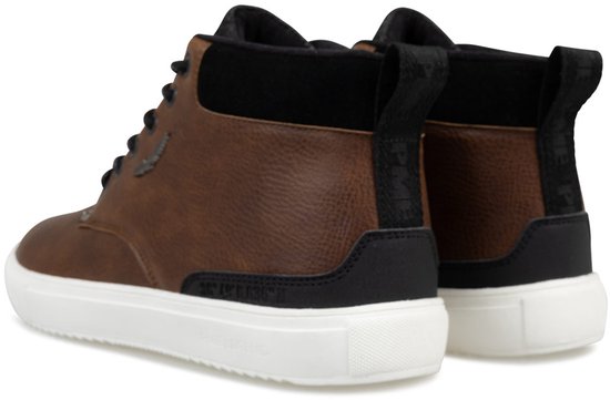 Achterkant van bruine mid-top sneakers met zwarte accenten en witte zolen.