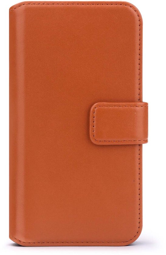Gesloten bruine leren wallet bookcase met een magneetsluiting.