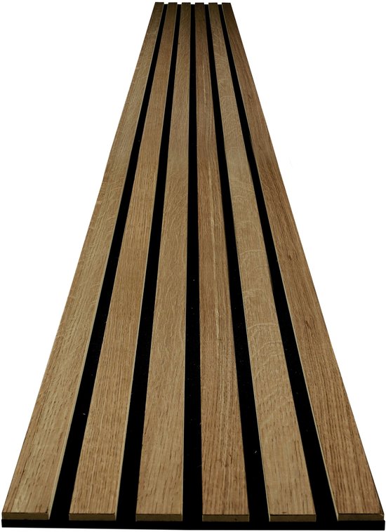 Panneau mural en bois avec lamelles verticales sur fond blanc.
