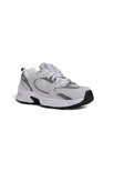 Grijze New Balance sneaker met witte veters, witte zool en grijs 'N' logo op de zijkant.