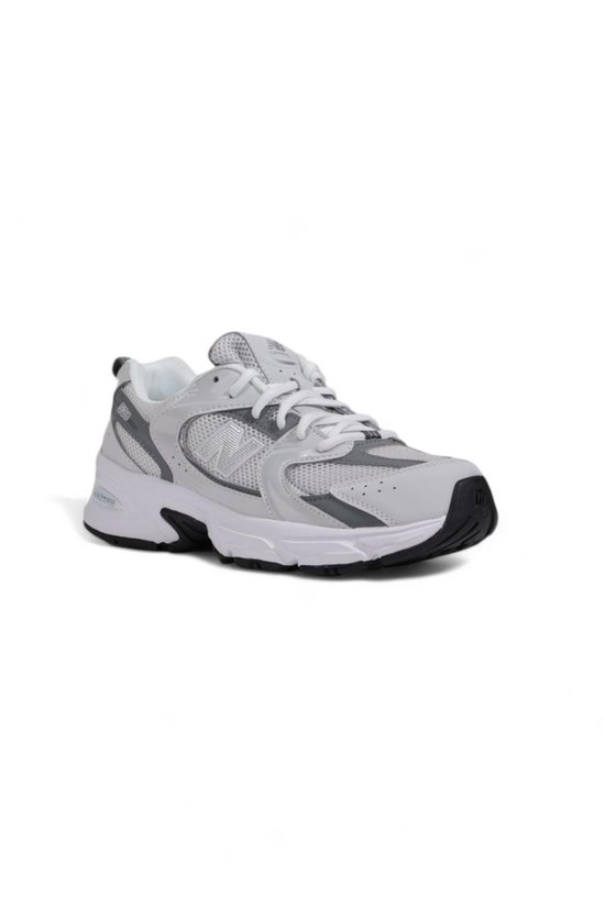 Grijze New Balance sneaker met witte veters, witte zool en grijs 'N' logo op de zijkant.