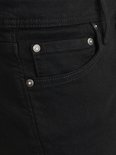 Detail van een zwarte jeans met klinknagels en stiksels op de voorzak.