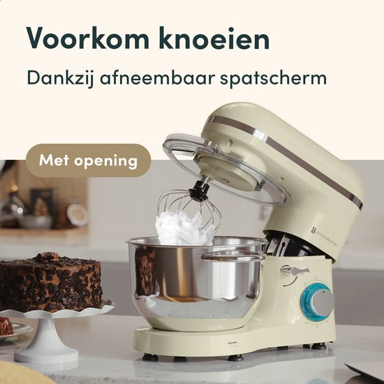 Crème keukenmachine met garde die schuim klopt in de RVS mengkom, naast een chocoladetaart.