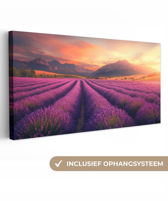 Canvas van een lavendelveld bij zonsondergang, bergen op de achtergrond, met tekst 'inclusief ophangsysteem'.