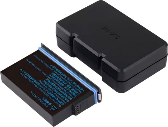 Zwarte Insta360 X5 batterij met blauwe strip, naast een gesloten zwarte opberghoes.