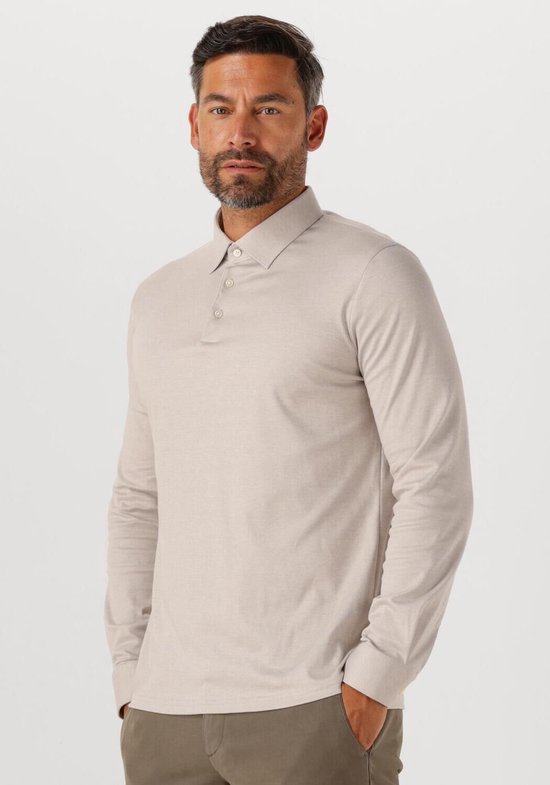 Man met baard draagt een beige longsleeve poloshirt.