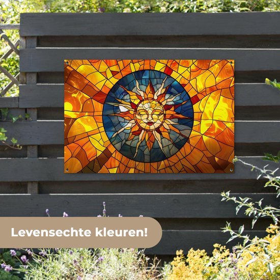 Une affiche de jardin représentant un soleil en mosaïque aux couleurs vives jaunes, oranges et bleues.