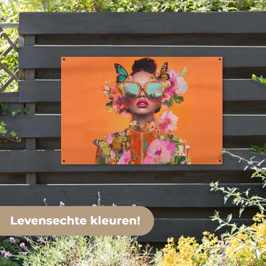 Tuinposter 120x80 cm - Tuindecoratie Vlinders - Vrouw - Zonnebril - Kleurrijk - Poster voor in de tuin - Buiten decoratie - Schutting tuinschilderij - Tuindoek muurdecoratie - Wanddecoratie balkondoek