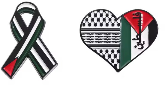 Lintbroche met de kleuren van de Palestijnse vlag, naast een hartvormige broche met Palestijnse vlag en Keffiyeh patroon, op een witte achtergrond.