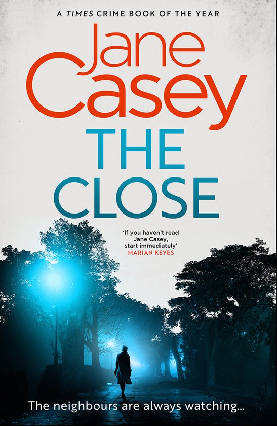 Boekomslag van 'The Close' door Jane Casey. Een eenzame figuur loopt onder een straatlantaarn door een donkere, mistige straat.