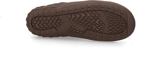 Dessous d'un sneaker marron avec une semelle extérieure en caoutchouc à profil prononcé.