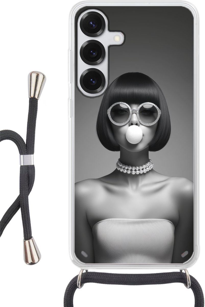 Telefoonhoesje Geschikt voor Samsung Galaxy S25 Plus - Vrouw - Zwart Wit - Ketting - Zonnebril - Siliconen - Crossbody - Backcover met Koord - Telefoonhoesje met koord - Hoesje met touw Telefoonhoesje