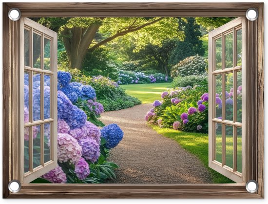 Een open houten raam met uitzicht op een zonovergoten tuin vol met paarse en blauwe hortensia's.
