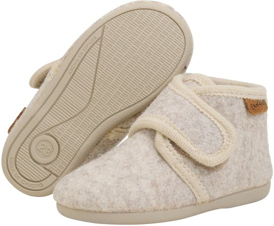 Lichtbeige wollen pantoffels van En Fant met klittenbandsluiting, crème afwerking en rubberen zolen. 'Hecho en España' staat op de zool.