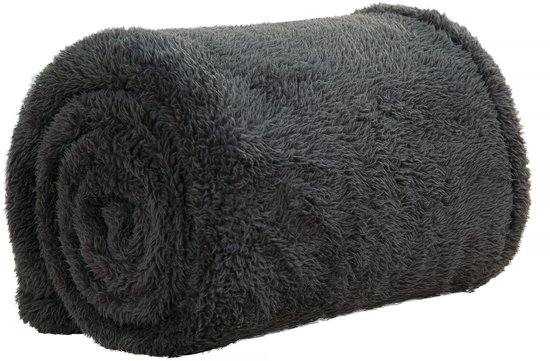 Een opgerolde donkergrijze teddy fleecedeken, met een zachte, pluizige textuur.