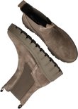 Twee lichtbruine suède chelsea boots op een witte achtergrond, zolen zichtbaar.