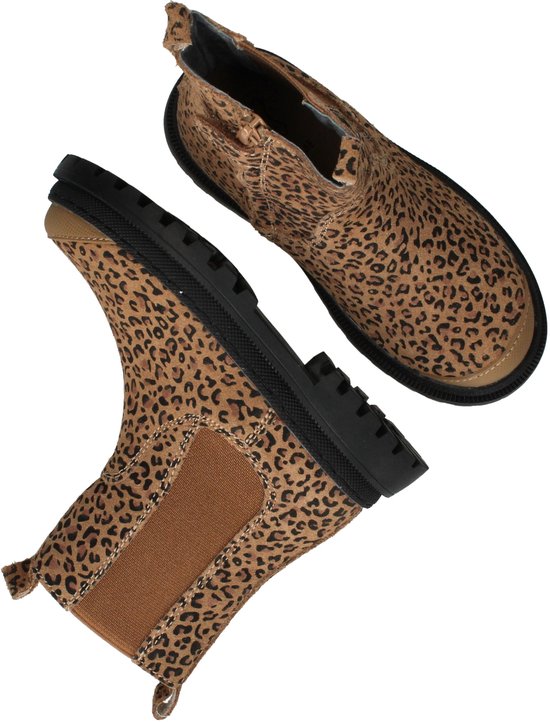 Cognackleurige chelseaboot met panterprint, schuin van boven gezien.