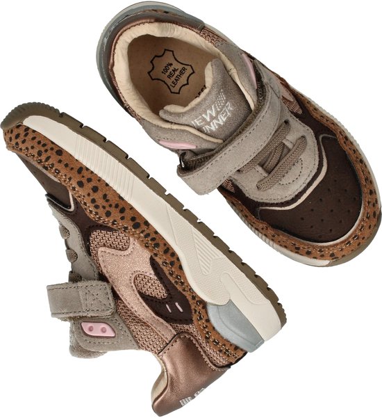 Twee bruine sneakers met panterprint, roze accenten en klittenband. '100% REAL LEATHER' op binnenzool.