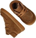 Zijaanzicht van cognac suède Shoesme sneakers met teddy voering. De zool is cognac met 'SHOESME'.