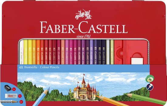 Rode Faber-Castell blik met 48 kleurpotloden, zichtbaar in een rij, met een kasteelafbeelding en accessoires op de voorkant.