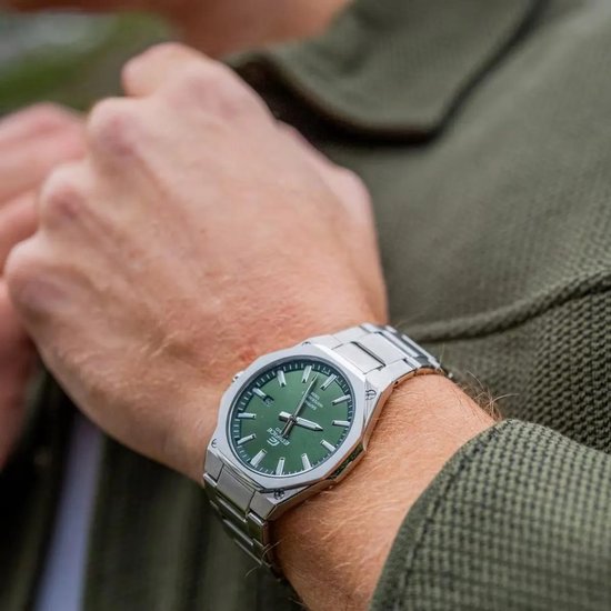 Herenhorloge met zilverkleurige metalen band en groen gespikkelde wijzerplaat, gedragen om een pols.