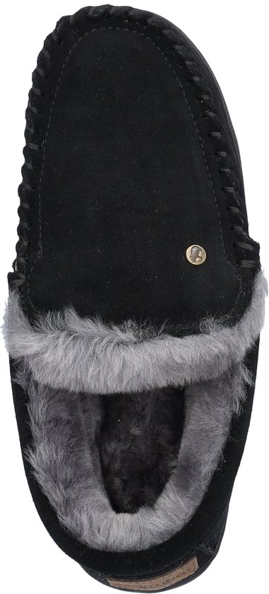 Zwarte suède pantoffel met grijze schapenvacht voering en decoratieve stiksels.