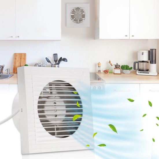 Ventilateur blanc dans une cuisine moderne avec des armoires et un comptoir blancs.