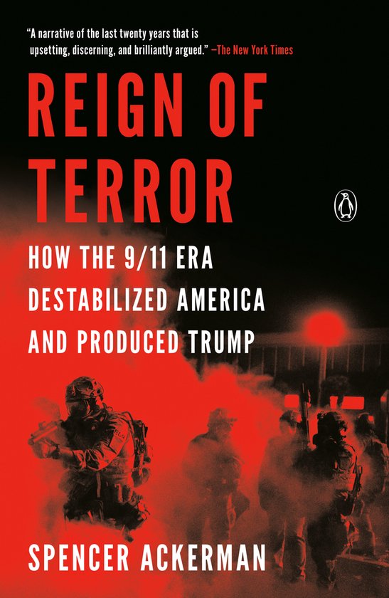 Boekhoes met de titel "REIGN OF TERROR" in grote rode letters. Onder de titel staat "HOW THE 9/11 ERA DESTABILIZED AMERICA AND PRODUCED TRUMP". Op de achtergrond een rood-zwarte afbeelding van gewapende mannen in militair tenue.