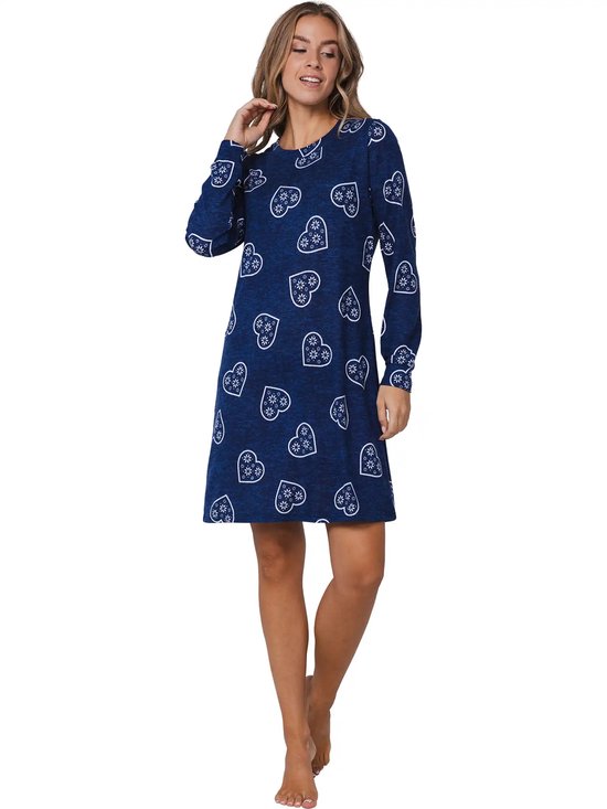 Blauw nachthemd met lange mouwen en witte hartjesprint, gedragen door een model dat naar de zijkant kijkt.