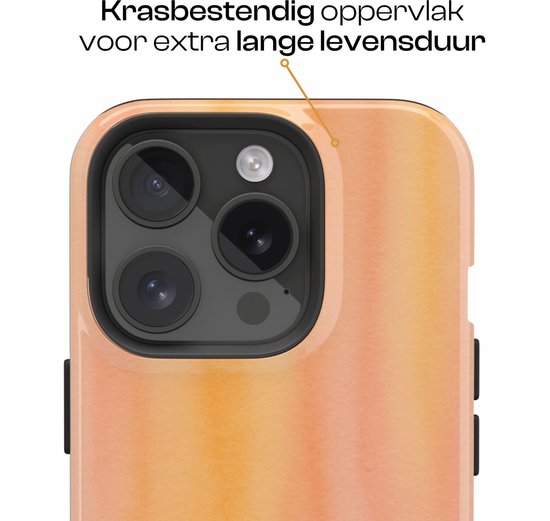 Een close-up van een oranje/roze ombré telefoonhoesje, met de tekst "Krasbestendig oppervlak voor extra lange levensduur".