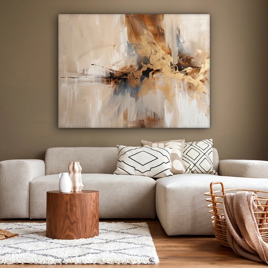 Abstract doek met bruine en gouden accenten, hangend boven een hoekbank in een woonkamer met bijzettafel.