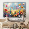 Une peinture d'un champ de fleurs avec des fleurs rouges, oranges et roses au-dessus d'un buffet avec des objets décoratifs et deux chaises en bois.