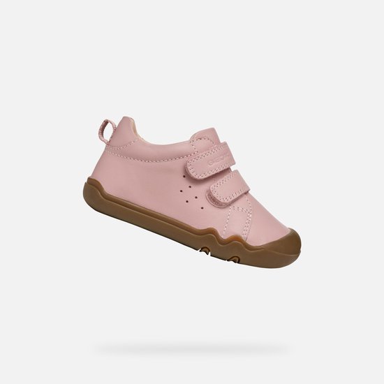 Roze sneaker met bruine zool, twee klittenbandsluitingen en Geox logo, zwevend.